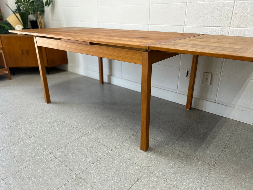 Expanding teak dining table