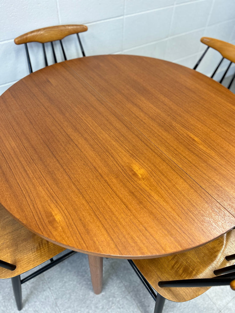 Round teak expanding table