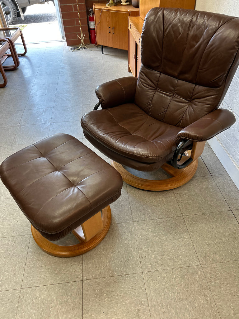 ‘Stressless’ leather lounger
