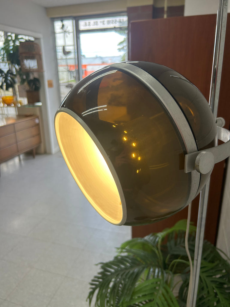 Space age floor lamp **hold**