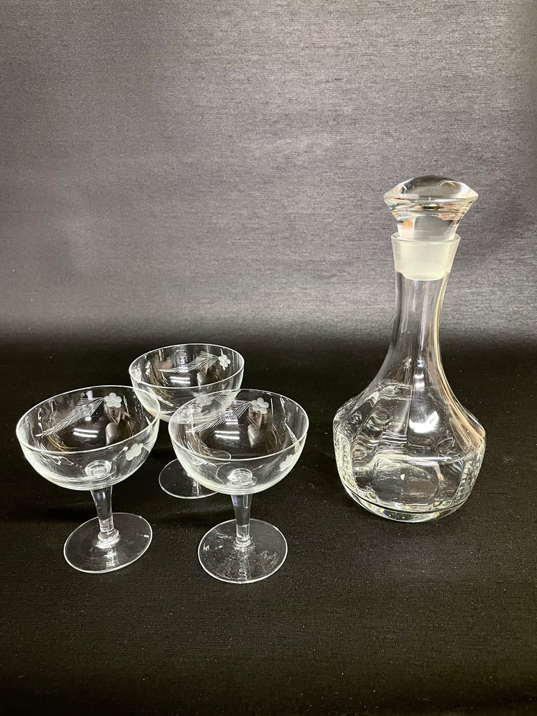 Decanter with glass stopper